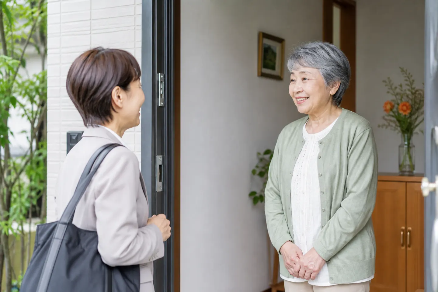 高齢者が電話サービスの違いを家族と確認する様子